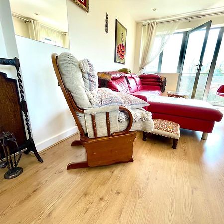 Luxury 2 Bedroom Apartment- Lake View - Free Parking - Wembley Stadium 5Km London Exterior foto