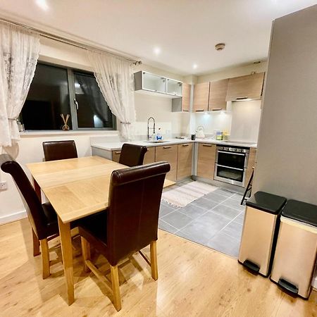Luxury 2 Bedroom Apartment- Lake View - Free Parking - Wembley Stadium 5Km London Exterior foto