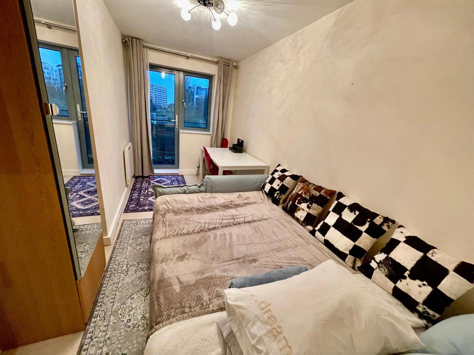 Luxury 2 Bedroom Apartment- Lake View - Free Parking - Wembley Stadium 5Km London Exterior foto