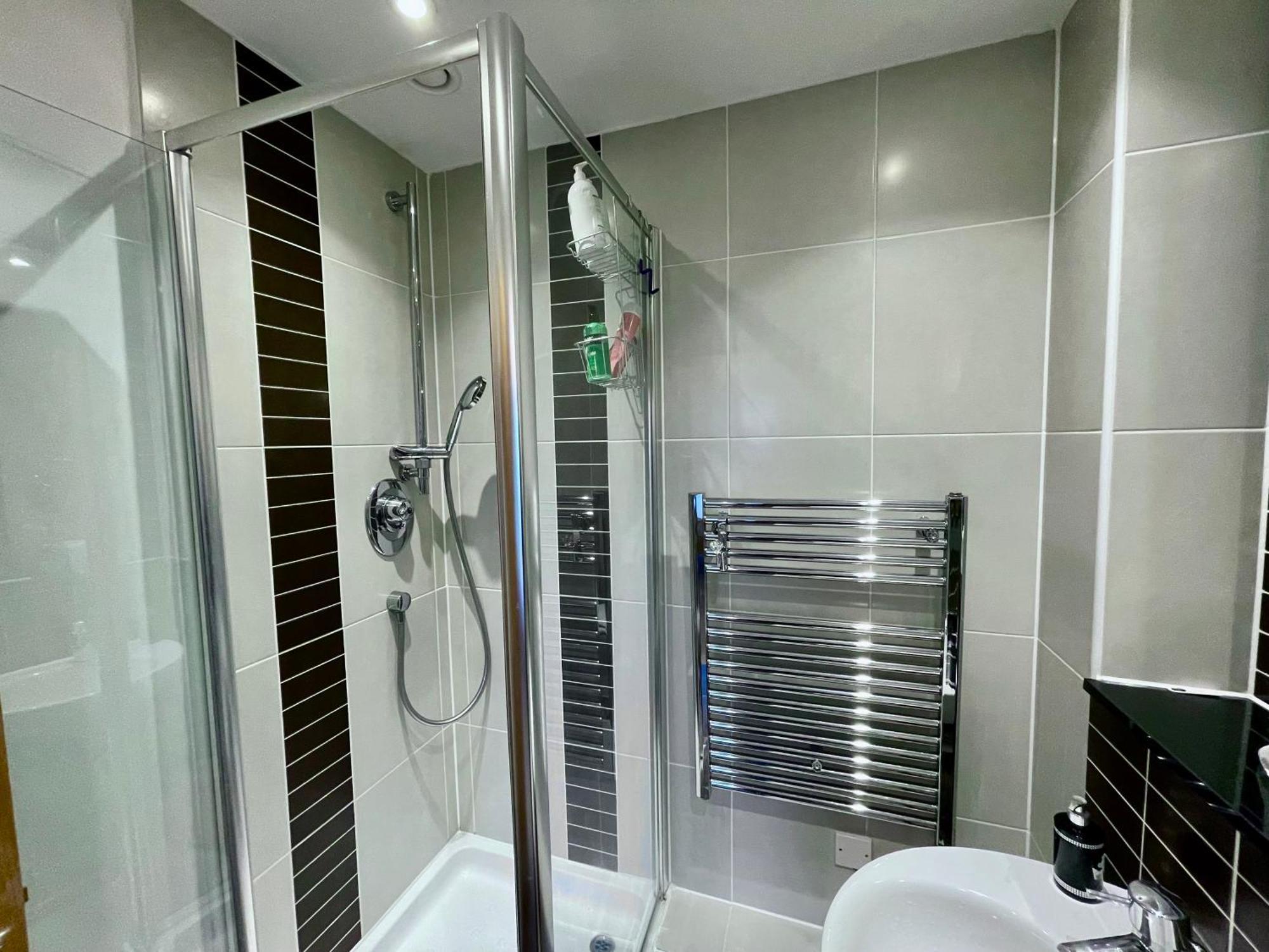 Luxury 2 Bedroom Apartment- Lake View - Free Parking - Wembley Stadium 5Km London Exterior foto