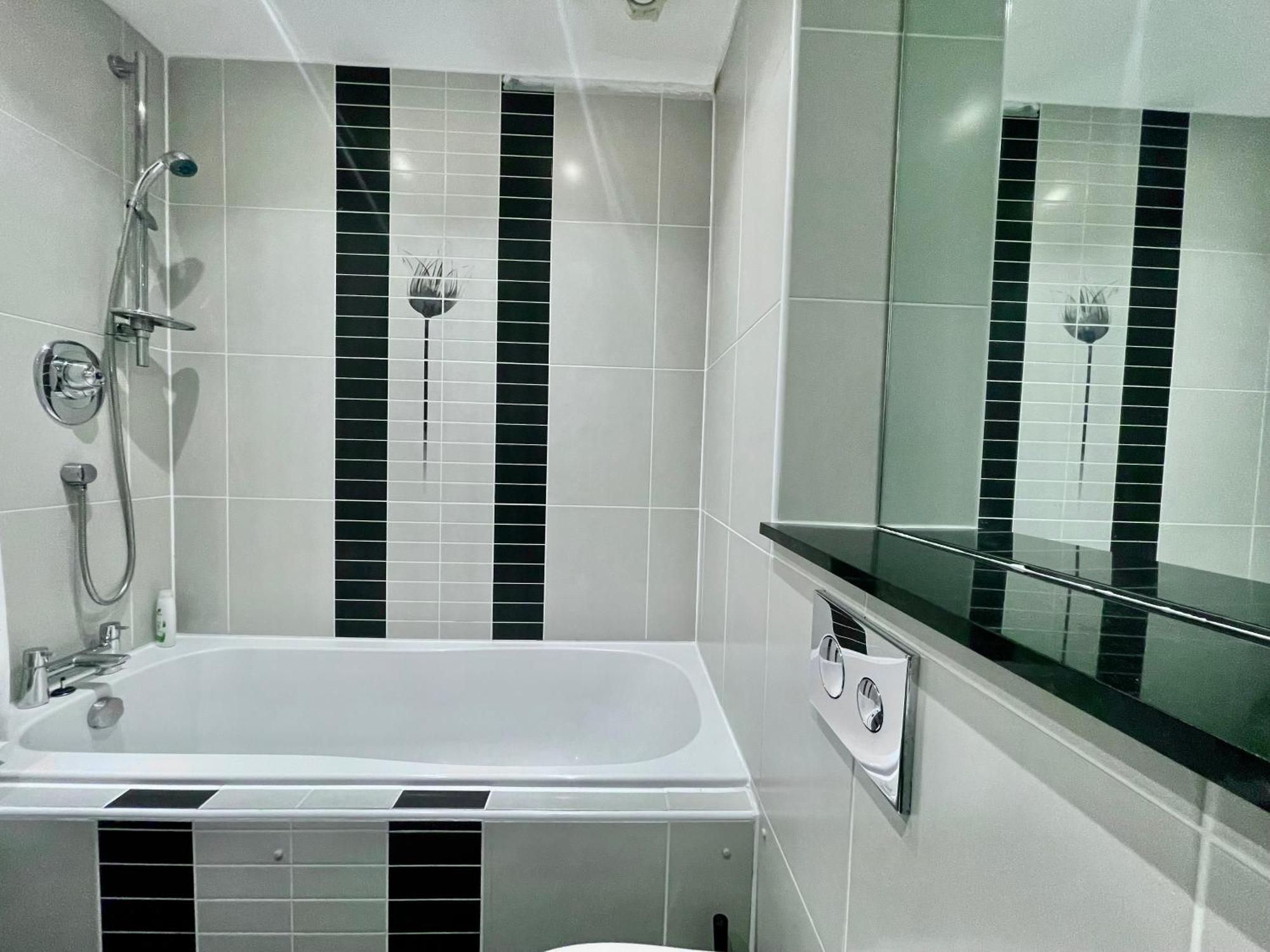 Luxury 2 Bedroom Apartment- Lake View - Free Parking - Wembley Stadium 5Km London Exterior foto