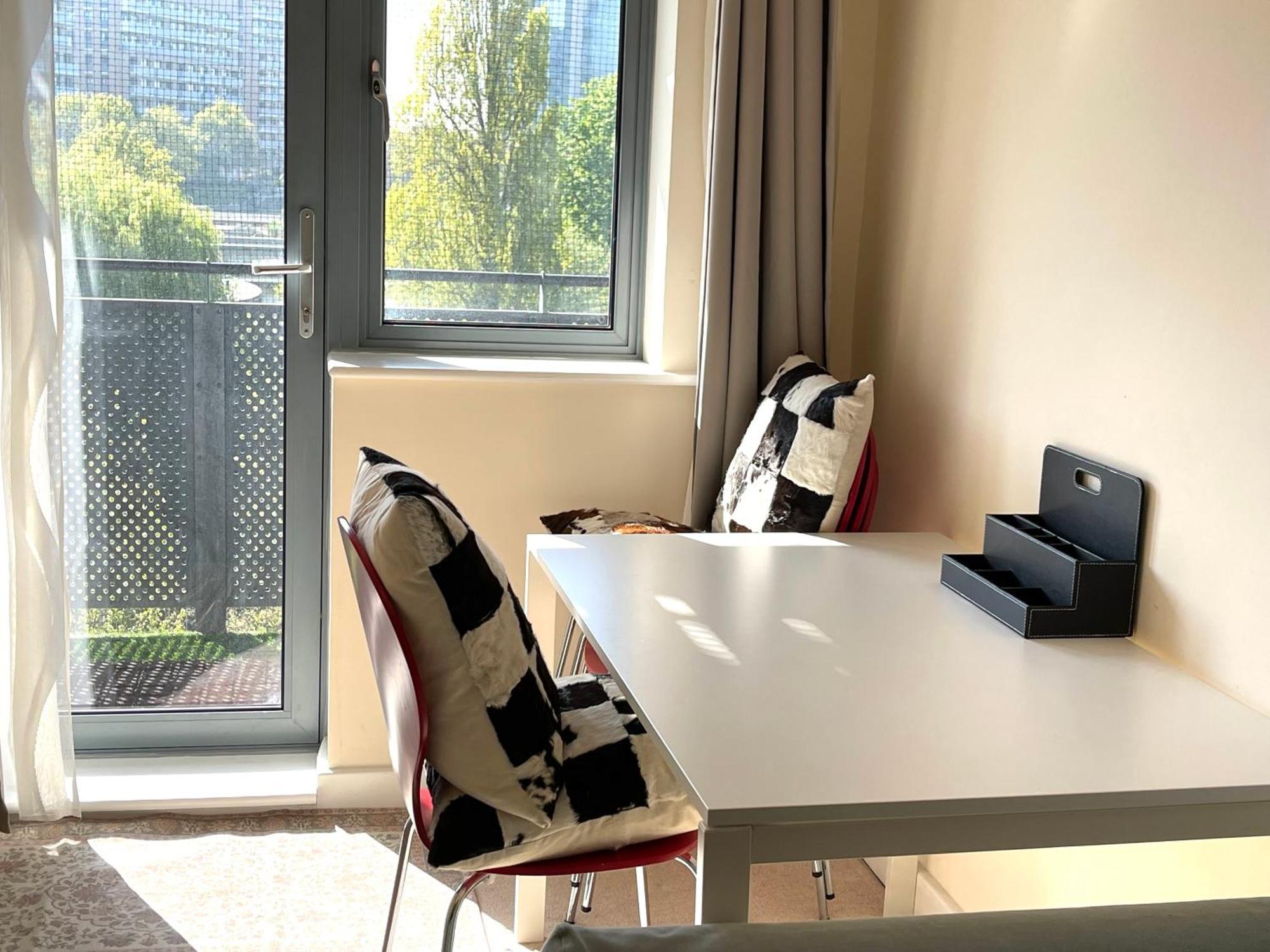 Luxury 2 Bedroom Apartment- Lake View - Free Parking - Wembley Stadium 5Km London Exterior foto